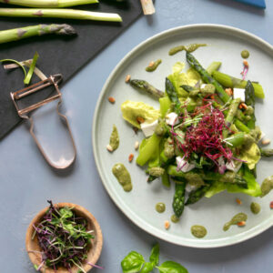 Spargelsalat mit Mozzarella und Pesto